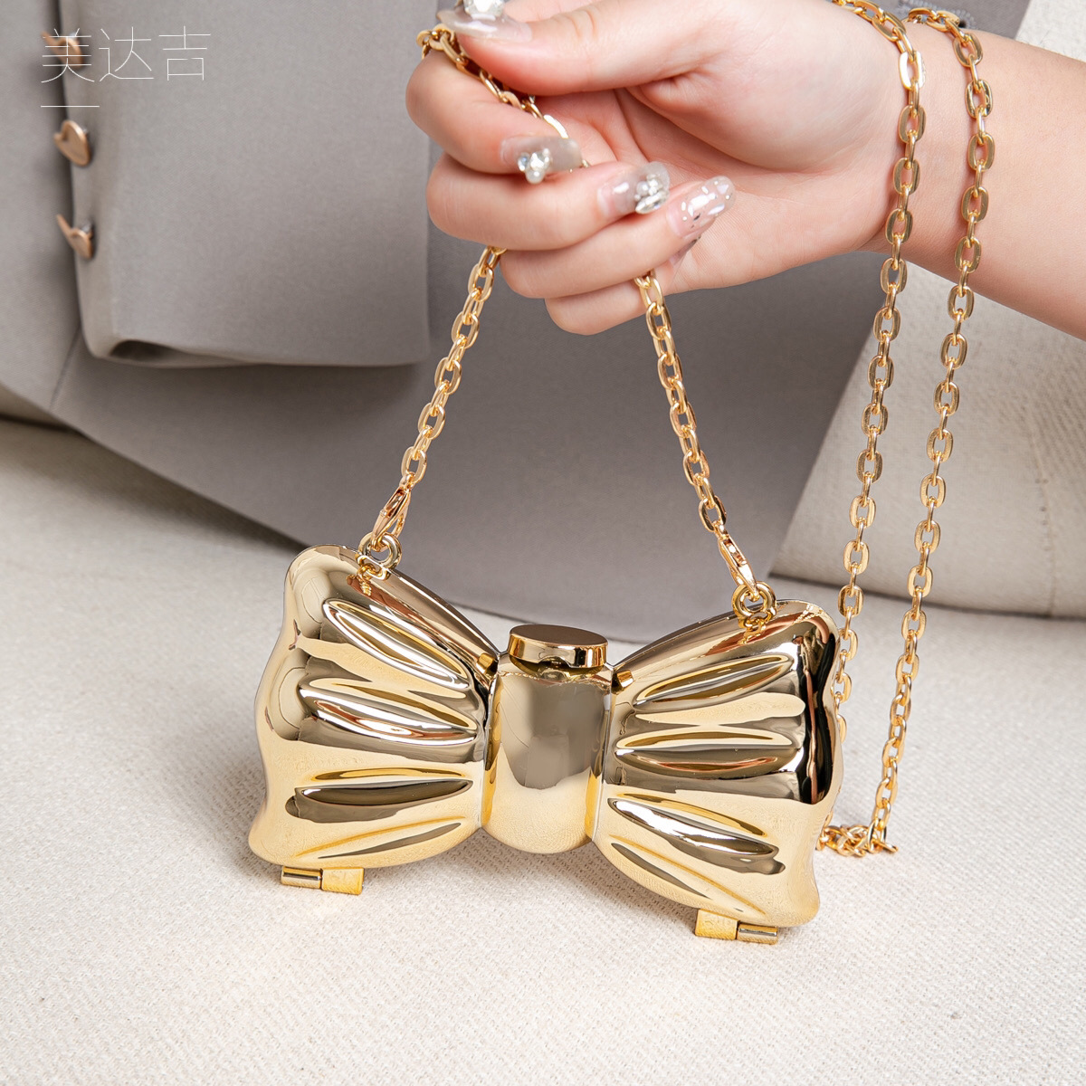 กระเป๋าคลัทช์ทรงโบว์โลหะสีทองเ - Mini Purse Chain บทวิจารณ์และราคา